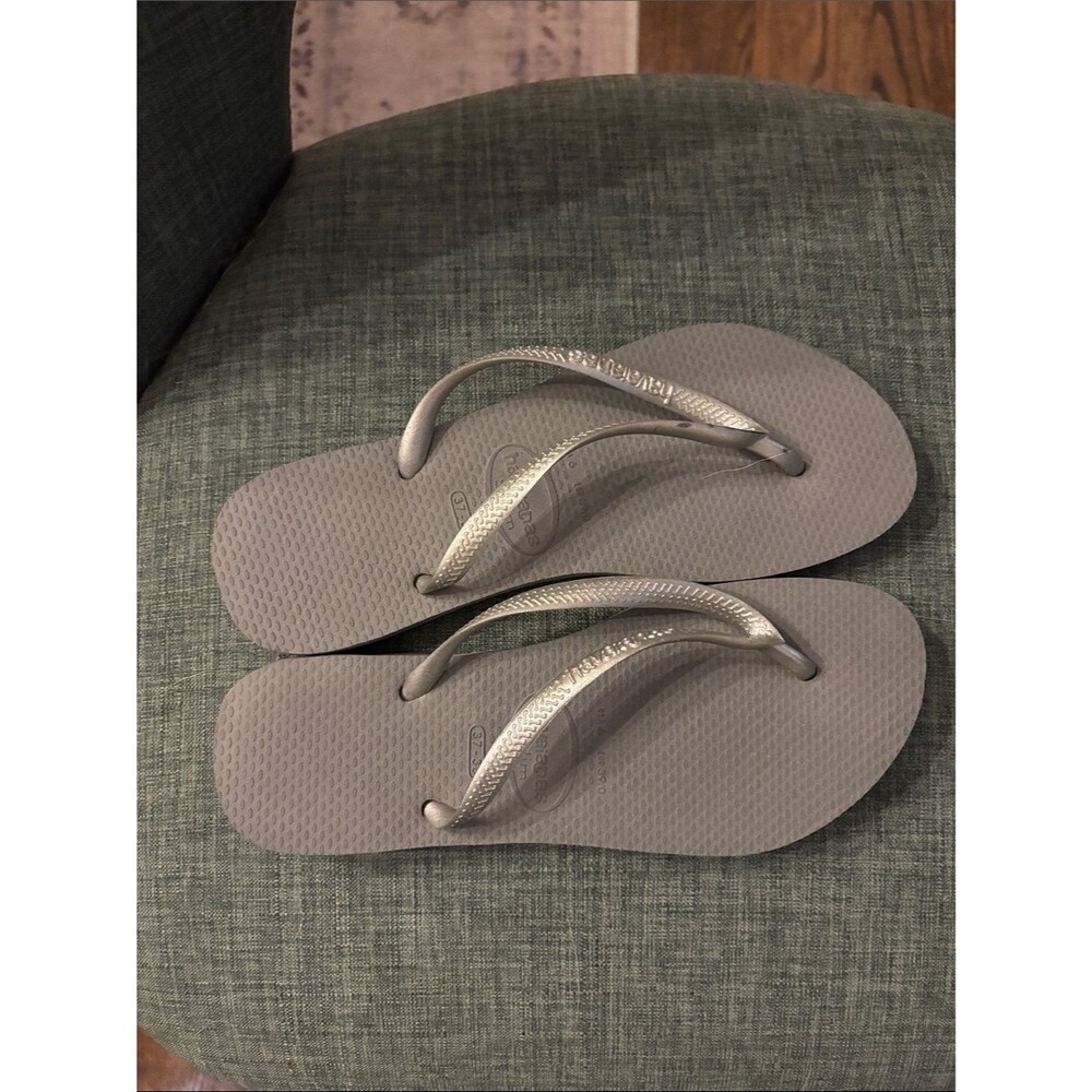 Havaianas Slim Flip Flops in Silver and Light Gray Women’s 6 EUC